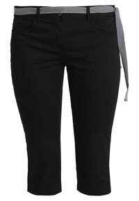 Svarta korta jeans i denim med en slät textur, utrustade med ett randigt svart- och vitt bälte samt framfickor.