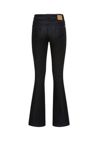 Dunkelblaue Denim-Flared-Jeans, von hinten gezeigt, mit zwei Gesäßtaschen, Gürtelschlaufen und einem braunen Lederetikett der Marke am Bund.