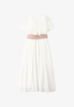 Vestido blanco con sobredelantal de encaje y cinturilla plisada en rosa suave, largo hasta el suelo con falda fluida.