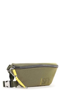 Borsa di colore verde oliva con texture, chiusura a zip, hardware argentato, tracolla gialla e design elegante e rettangolare.