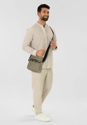 HUGO, SHAUN MINI BAG UMHÄNGETASCHE 17 CM UNISEX - Sac bandoulière - medium brown