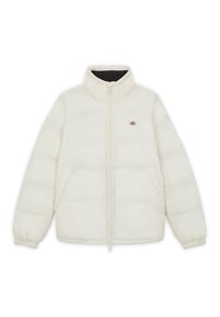 Chaqueta tipo abrigo en blanco roto con cuello alto, cremallera frontal, dos bolsillos laterales, puños elásticos y un parche con el logo en el pecho.