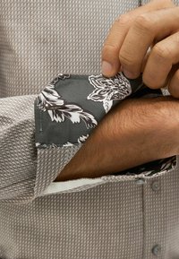 Next TEXTURED TRIMMED - Vapaa-ajan kauluspaita - neutral brown