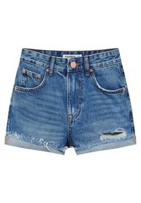 Short en denim bleu avec ourlets effilochés, bouton devant, fermeture éclair, cinq poches et une petite déchirure sur la jambe droite.