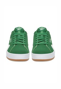 Zielone skórzane sneakersy z białymi akcentami, zaokrąglony nosek, gumowa podeszwa, płaskie sznurówki oraz wyraźne logo Reebok na języku i boku.