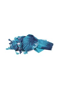 Sciarpa blu e turchese con motivo a foglia, realizzata in morbido tessuto con frange decorative ai bordi.