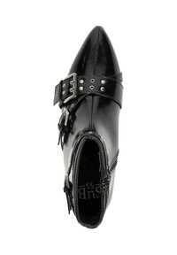 Zwarte leren enkelboot met puntige neus, gespsluiting en zilveren studs. Heeft een gladde textuur en een zijrits voor sluiting.