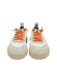 Witte sneakers met een getextureerde neuskap, oranje veters en kleurrijke geweven accenten langs de zijkanten. Rubberen zool met een geribbeld patroon.