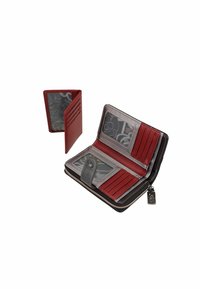 Cartera de cuero roja y gris, con cierre de cremallera, compartimentos interiores para tarjetas, bolsillos transparentes para identificación y detalle decorativo en hardware. Diseño compacto y funcional.