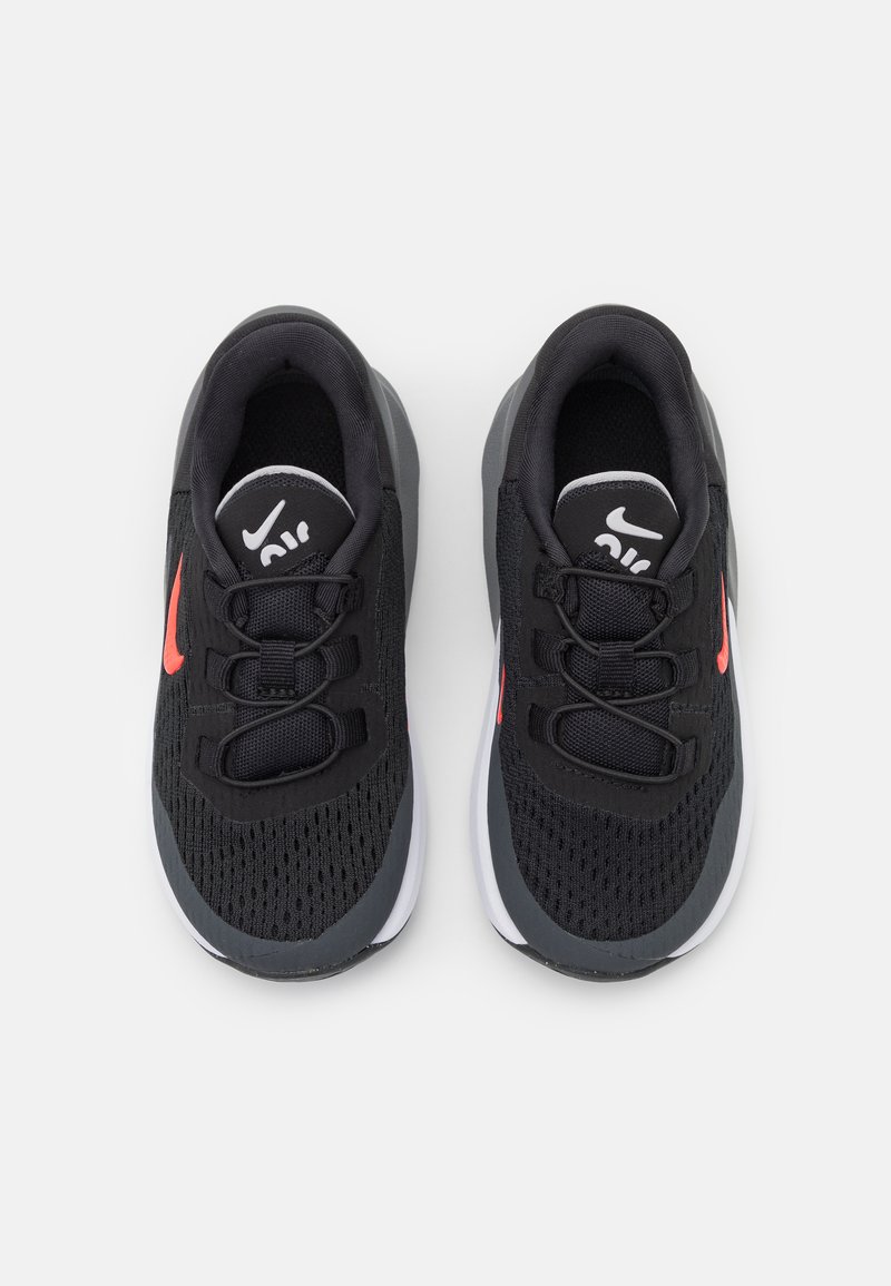 Coppia di scarpe da ginnastica nere con swoosh rosso Nike, lacci neri e suole bianche, viste dall'alto su uno sfondo bianco.