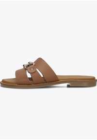 Bruine leren slippersandalen met drie brede banden, voorzien van een decoratieve metalen accent en een platte zool met lichte stikdetails.