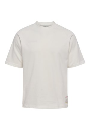 Hvid T-shirt med korte ærmer og rund hals med et lille firkantet mærke nær den nederste kant på højre side.