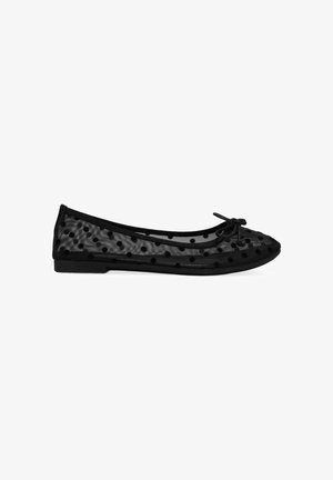 Bailarina negra con malla transparente de lunares, suela sólida, punta redonda y pequeño lazo decorativo en la parte delantera.