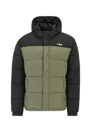 Chaqueta acolchada verde y negra con capucha, que presenta un cierre de cremallera, paneles cosidos y el logo de FILA en el pecho. Textura suave.