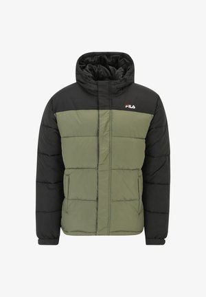 Giacca puffer verde e nera con cappuccio, dotata di chiusura con zip, pannelli cuciti e logo FILA sul petto. Tessuto liscio.