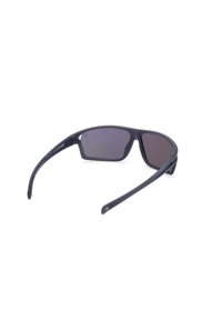 Czarne plastikowe okulary przeciwsłoneczne w formie okularów sportowych, z szarymi, przyciemnionymi soczewkami i zakrzywionymi, ergonomicznymi zausznikami. Brak widocznych logo lub wzorów.