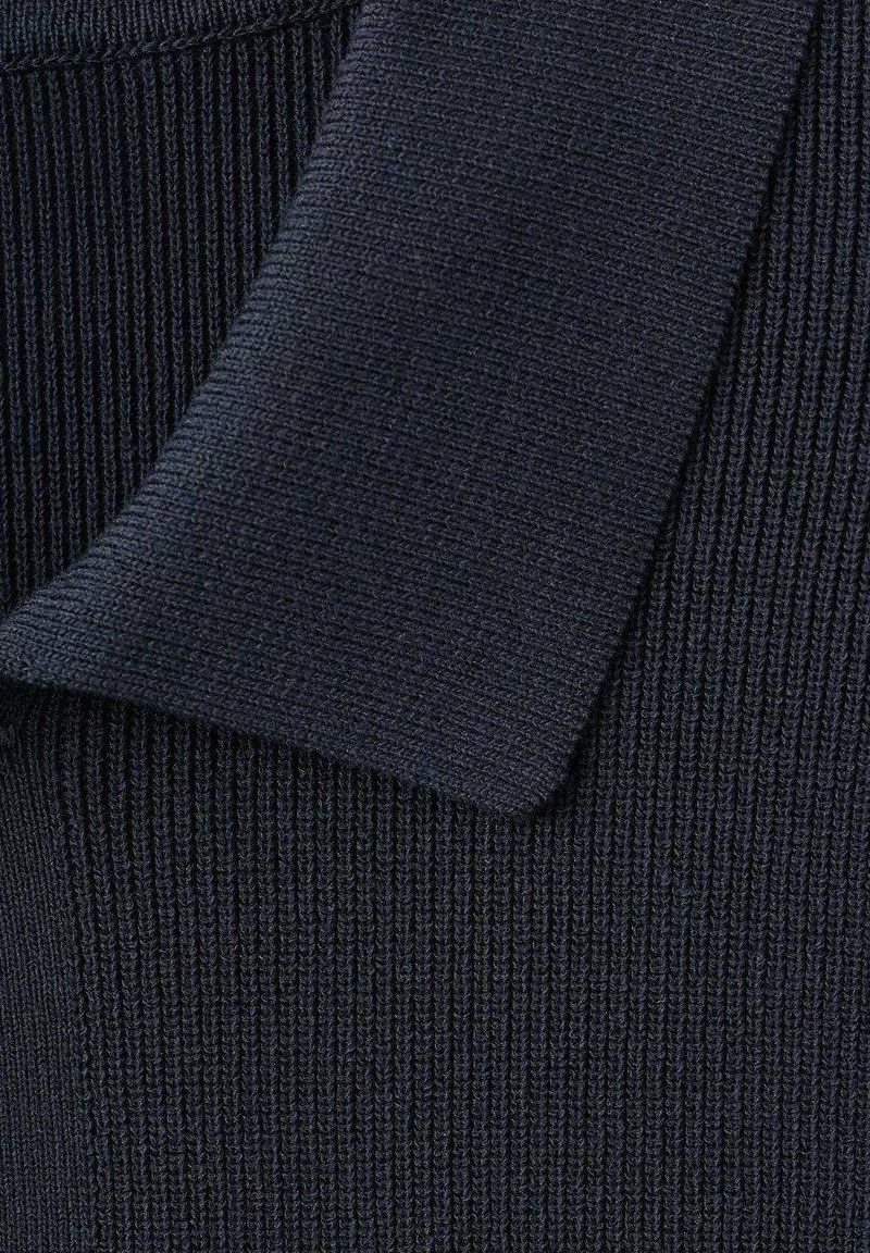 Marineblauer Strickstoff mit geripptem Muster und umgeschlagenem Kragen. Das Material ist weich und elastisch und betont ein gleichmäßiges, konsistentes Muster.