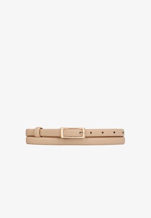 Cinturón de cuero beige con textura suave, hebilla rectangular dorada, múltiples agujeros para ajuste de tamaño y un diseño sencillo.