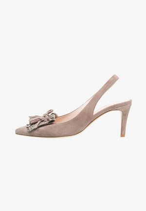 Beige ruskinds slingback pumper med spids tå, prydet med en dekorativ sløjfe og metal accenter. En slank hæl tilføjer elegance til designet.