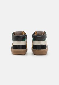 High-top sneakers met een mix van zwart, geel, groen en witte suède. Voorzien van textuuraccenten en een rubberen zool. Minimalistisch etiket aan de binnenkant.