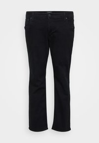 Μαύρο τζιν στενής γραμμής με μπροστινό κουμπί και φερμουάρ, διαθέτει πέντε τσέπες και θηλιές ζώνης, απεικονίζεται σε λευκό φόντο.