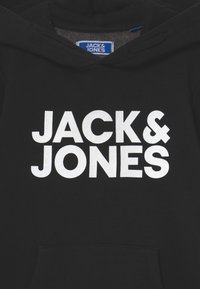 Felpa nera con cappuccio realizzata in materiale morbido, caratterizzata da una grande stampa bianca con la scritta "JACK & JONES" sul davanti, con tasca a marsupio e cappuccio.
