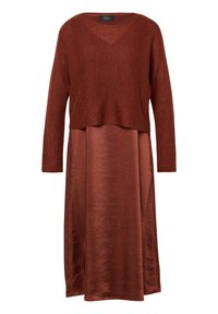 Rustfarbener Zweiteiler, der ein gestricktes Oberteil mit langen Ärmeln und ein fließendes Satin-Kleid umfasst. Glatte Textur mit geschichteter Gestaltung.