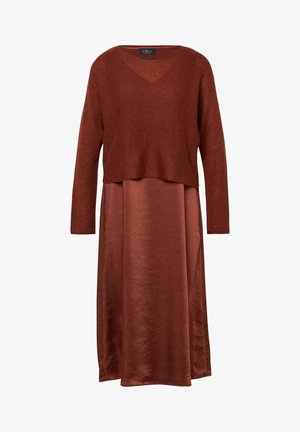 Rustfarbener Zweiteiler, der ein gestricktes Oberteil mit langen Ärmeln und ein fließendes Satin-Kleid umfasst. Glatte Textur mit geschichteter Gestaltung.