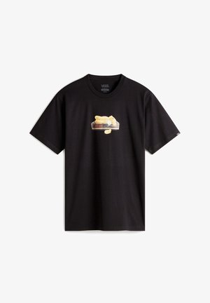 Schwarz Baumwoll-T-Shirt mit einem Druck eines Stofftiers auf einem digitalen Wecker, der "19:66" anzeigt. Kurze Ärmel und runder Halsausschnitt.