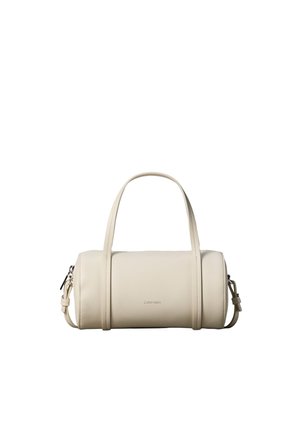 Kleine zylindrische beige Lederhandtasche mit zwei Griffen, einem abnehmbaren Schulterriemen und Calvin Klein-Logo auf der Vorderseite.