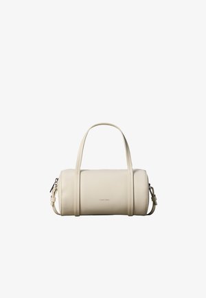 Petit sac à main cylindrique beige en cuir avec deux poignées, une bandoulière amovible et le logo Calvin Klein à l'avant.