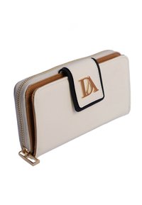 Cartera de cuero beige con un logo en tono dorado, cierre con cremallera y acentos negros. Presenta una textura suave y múltiples compartimentos.