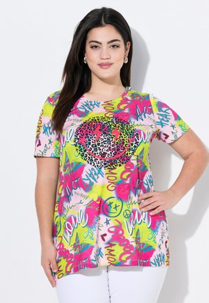 Korte mouw top gemaakt van kleurrijke stof met een roze, groene en blauwe grafisch ontwerp, featuring een luipaardprint en speelse tekstelementen.