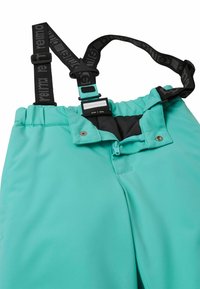 Pantalons de ski turquoise avec bretelles noires ajustables, fermeture éclair frontale et bouton-pression. Comprend une taille élastique et une poche interne.