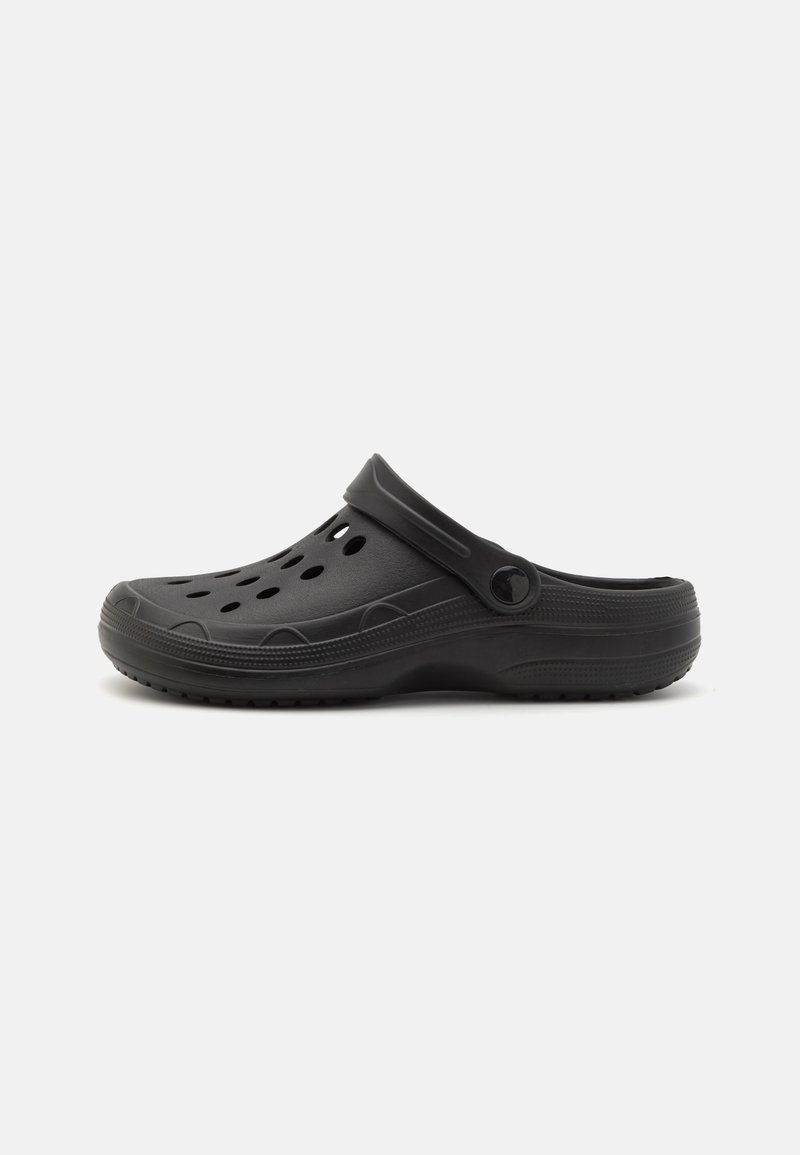 Schwarze Clogs aus flexiblem synthetischen Material. Mit Belüftungsöffnungen, einem Riemen am Rücken und einer strukturierten Sohle für Grip.