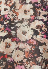 Motivo tessile floreale che presenta tonalità di rosa, beige e marrone, con una superficie morbida e testurizzata e disegni astratti di fiori sparsi.