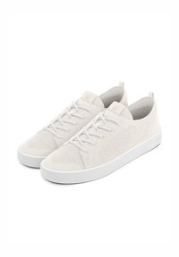 Białe sneakersy z teksturowanym dzianinowym wierzchem, płaskimi białymi sznurowadłami i białą podeszwą. Posiadają pętelkę z tyłu i subtelne logo na języku.