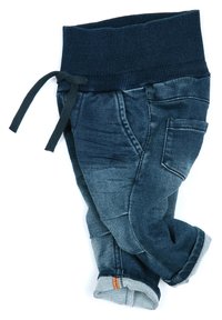 Pantaloni in denim blu scuro con vita a costine, cordoncino regolabile e orli arrotolati. Presentano una tasca laterale e dettagli di scolorimento sottili.