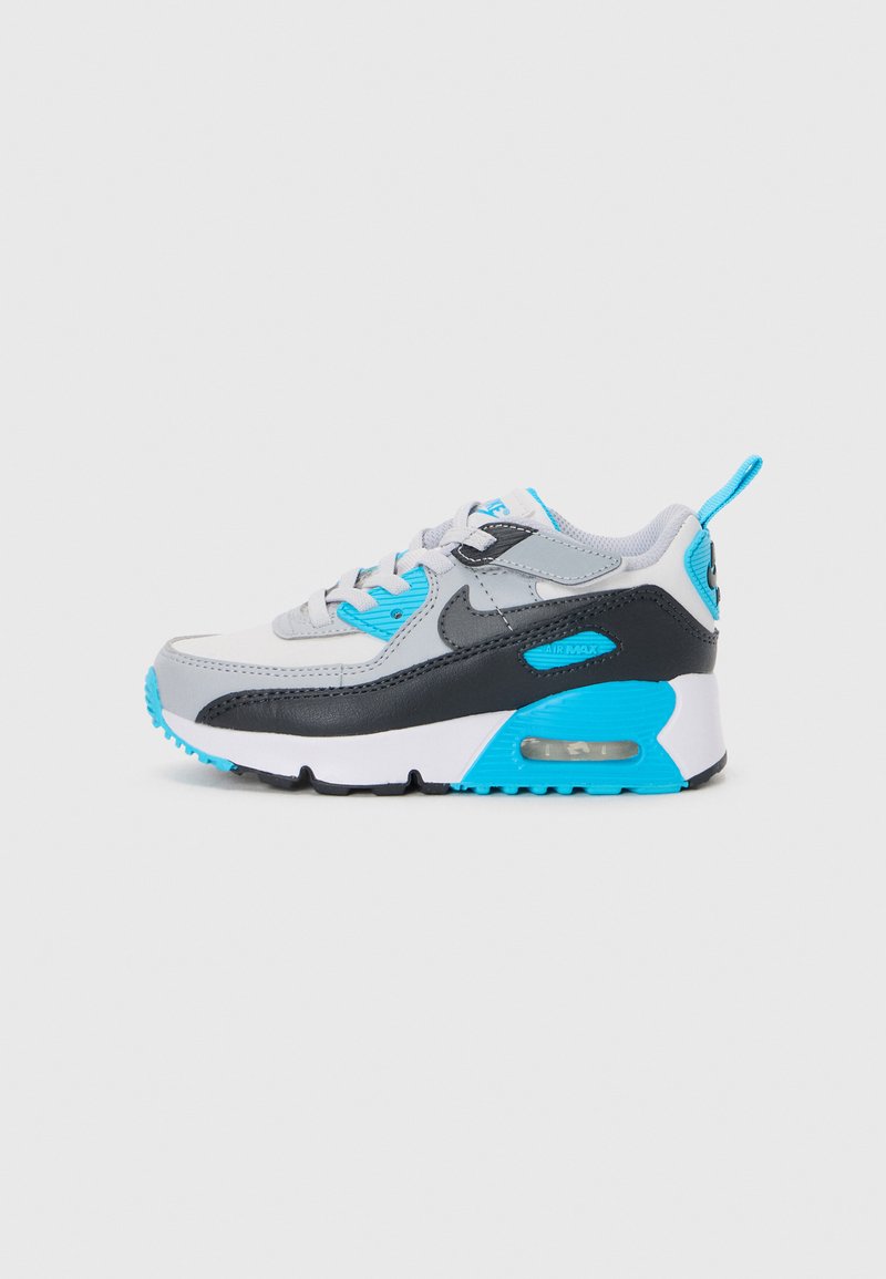 Tenisky Nike Air Max s vrchným materiálom z šedej sieťoviny, čiernymi koženými akcentmi, detailmi v tyrkysovo modrej farbe a viditeľnou vzduchovou jednotkou v podrážke.