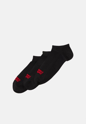 Schwarze Knöchelsocken im Set von drei, mit einem gerippten Bund und einer glatten Strickstruktur, versehen mit einem roten Logoakzent an der Spitze.