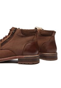 Hnedé kožené členkové topánky s hladkým povrchom, vybavené bočným zipsom a mäkkou, textúrovanou podšívkou. Pevná podrážka s hnedými detailmi.