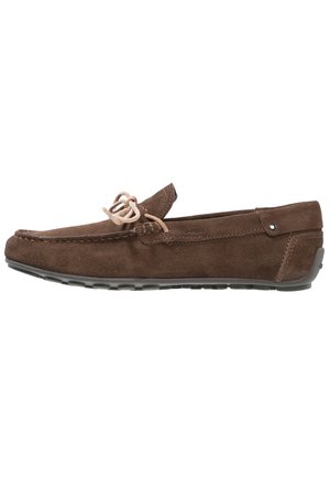 Mocassin pour homme en daim marron avec détail de lacets et semelle en caoutchouc noire, vu de côté sur fond blanc.