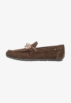 Mocasín para hombre de ante marrón con detalle de cordones y suela de goma negra, visto de lado sobre un fondo blanco.