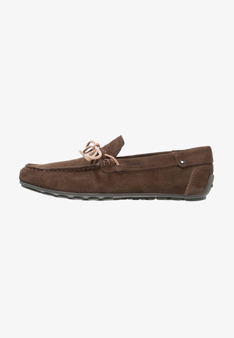 Mocassin pour homme en daim marron avec détail de lacets et semelle en caoutchouc noire, vu de côté sur fond blanc.
