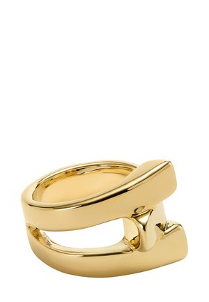 Anillo de metal dorado con una banda ancha que presenta un diseño recortado, superficie lisa y un acabado pulido. Forma curva con acentos únicos.