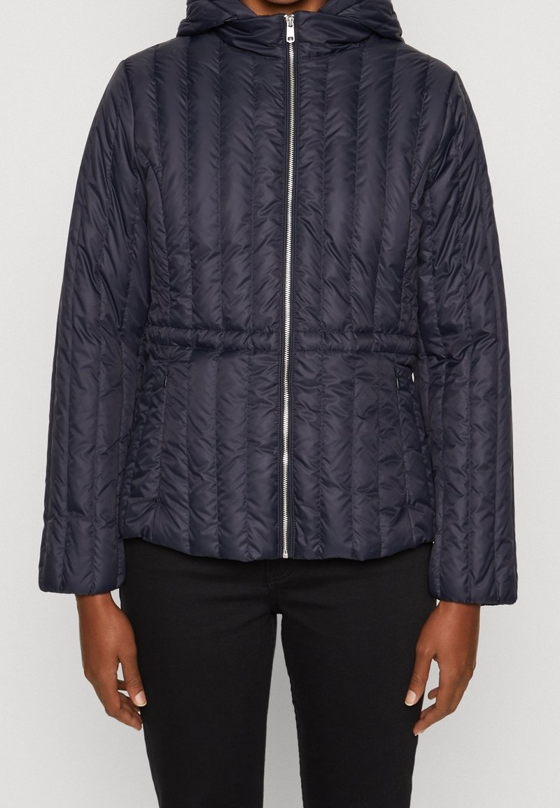 Marineblauer Pufferjacke mit Kapuze, vertikaler Quiltstruktur, Reißverschluss vorne und elastischem Bund, mit langen Ärmeln und seitlichen Taschen.