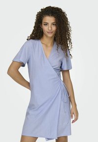 Blauwe en witte gestreepte wikkeljurk met korte mouwen, v-hals en ceintuur aan de zijkant. Gemaakt van lichtgewicht stof met een gladde textuur.