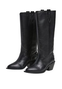 Bottes en cuir noir montantes jusqu'au genou avec un bout pointu et un petit talon. Les caractéristiques incluent des coutures sur les côtés et des accents décoratifs en haut.