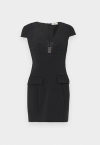 Μαύρο εφαρμοστό φόρεμα με κοντά μανίκια, βαθύ V λαιμόκοψη και δύο τσέπες με καπάκια στο μπροστινό μέρος, παρουσιασμένο σε λευκό φόντο.