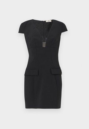 Μαύρο εφαρμοστό φόρεμα με κοντά μανίκια, βαθύ V λαιμόκοψη και δύο τσέπες με καπάκια στο μπροστινό μέρος, παρουσιασμένο σε λευκό φόντο.
